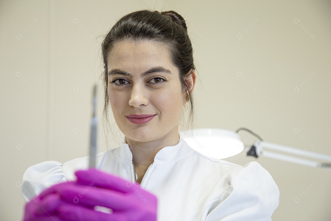 Linda mulher jovem profissional de estética