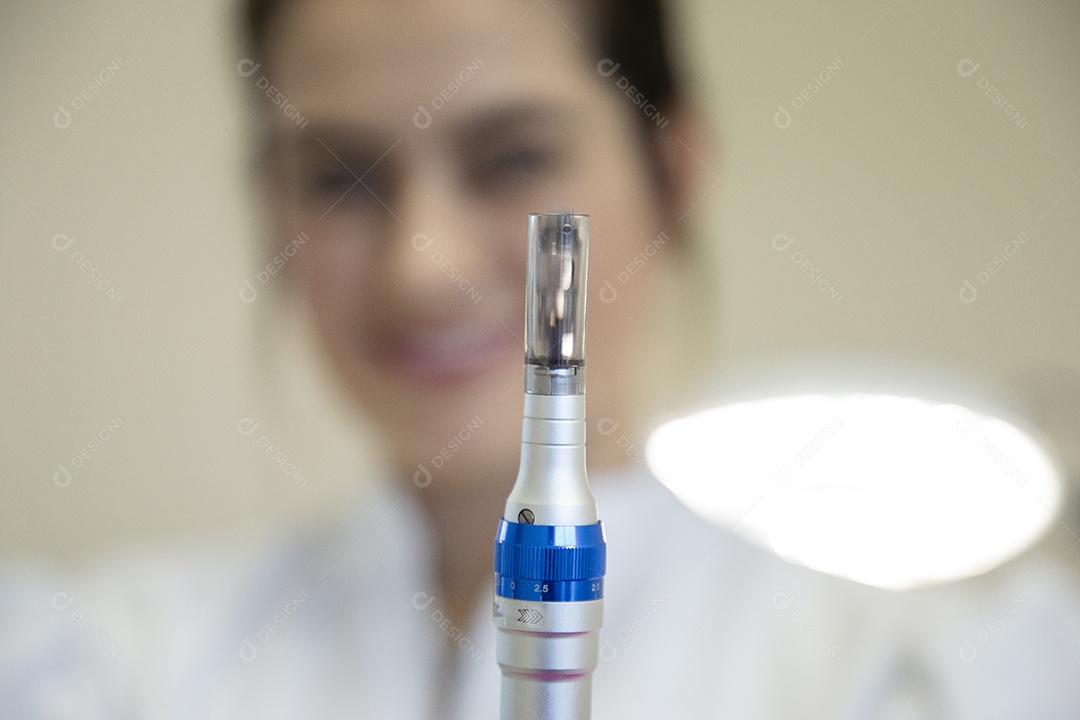 Linda mulher jovem profissional de estética