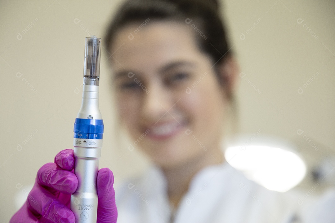 Linda mulher jovem profissional de estética