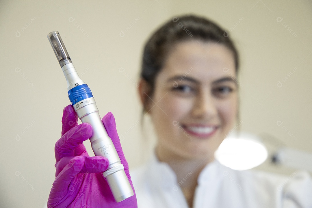 Linda mulher jovem profissional de estética