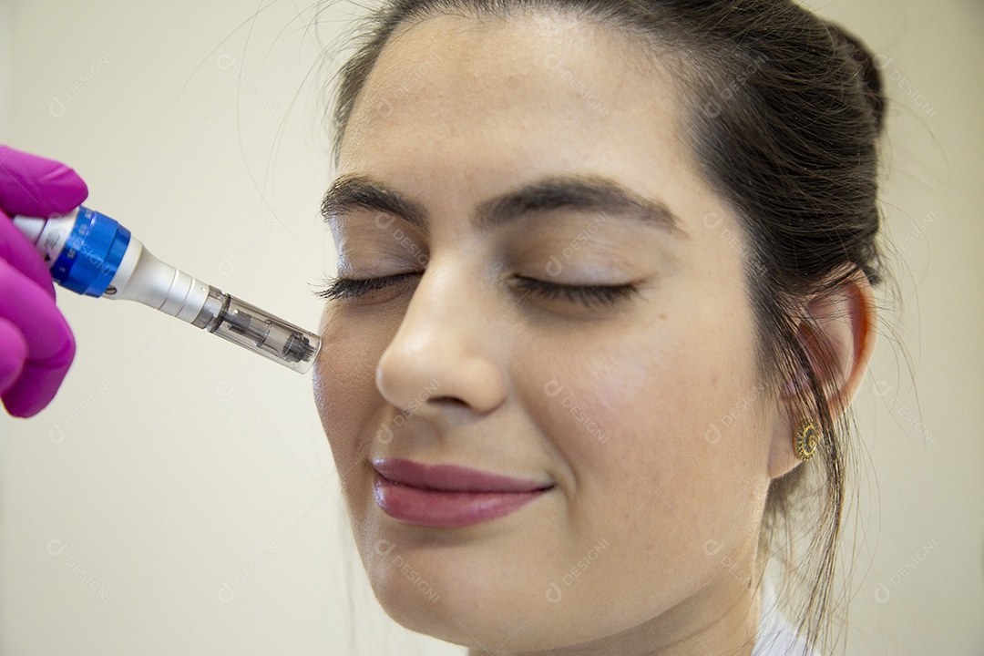 Linda mulher jovem profissional de estética