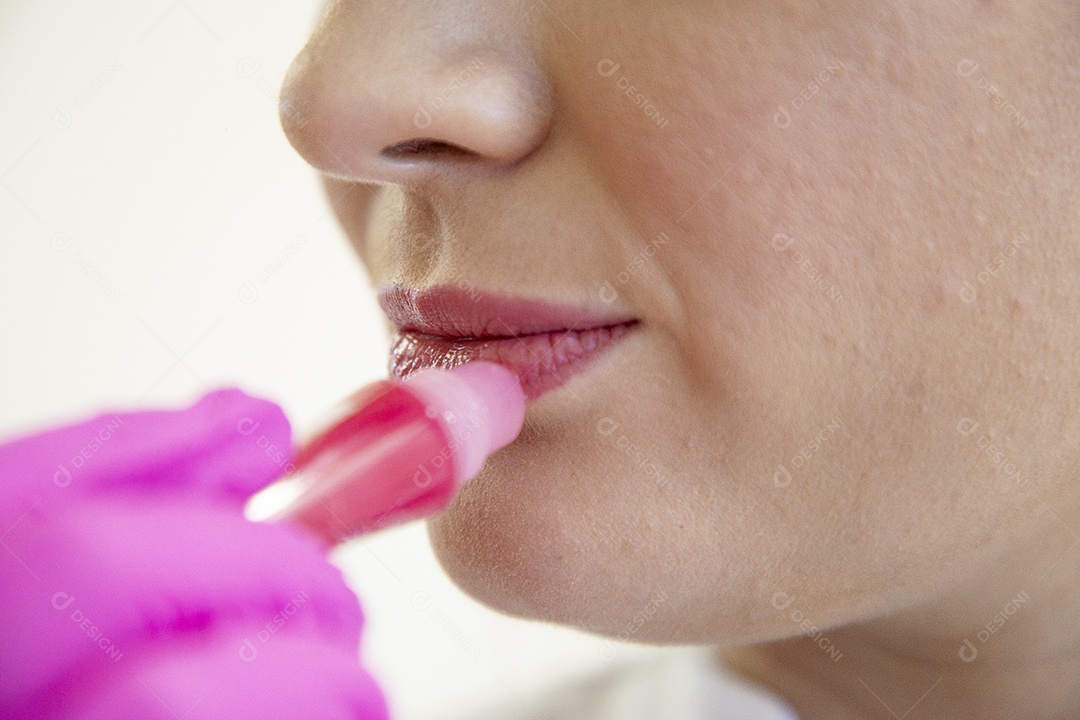 Mulher passando batom na boca