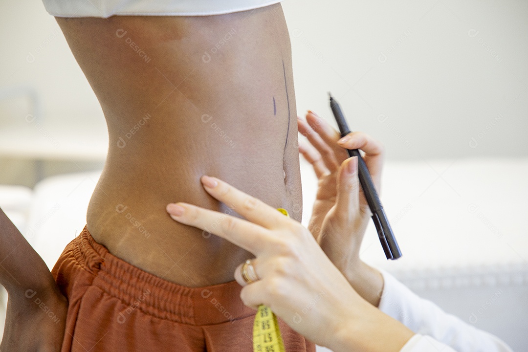 Mulher jovem em consulta tirando medidas