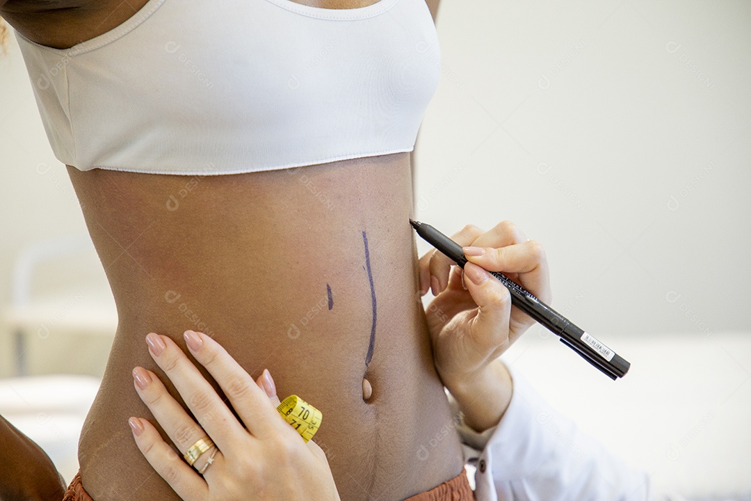 Mulher jovem em consulta tirando medidas