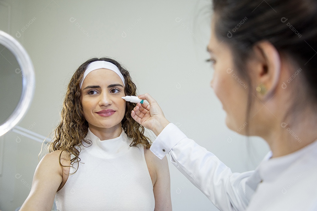 Mulher profissional de estética
