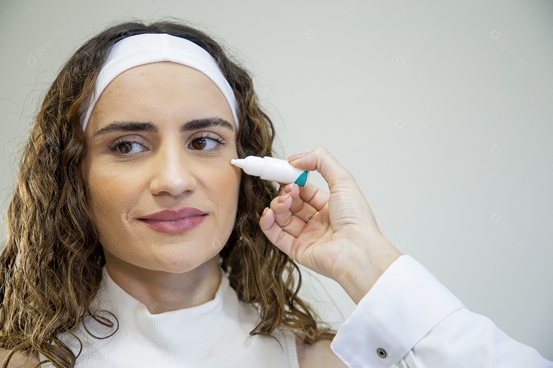 Mulher profissional de estética