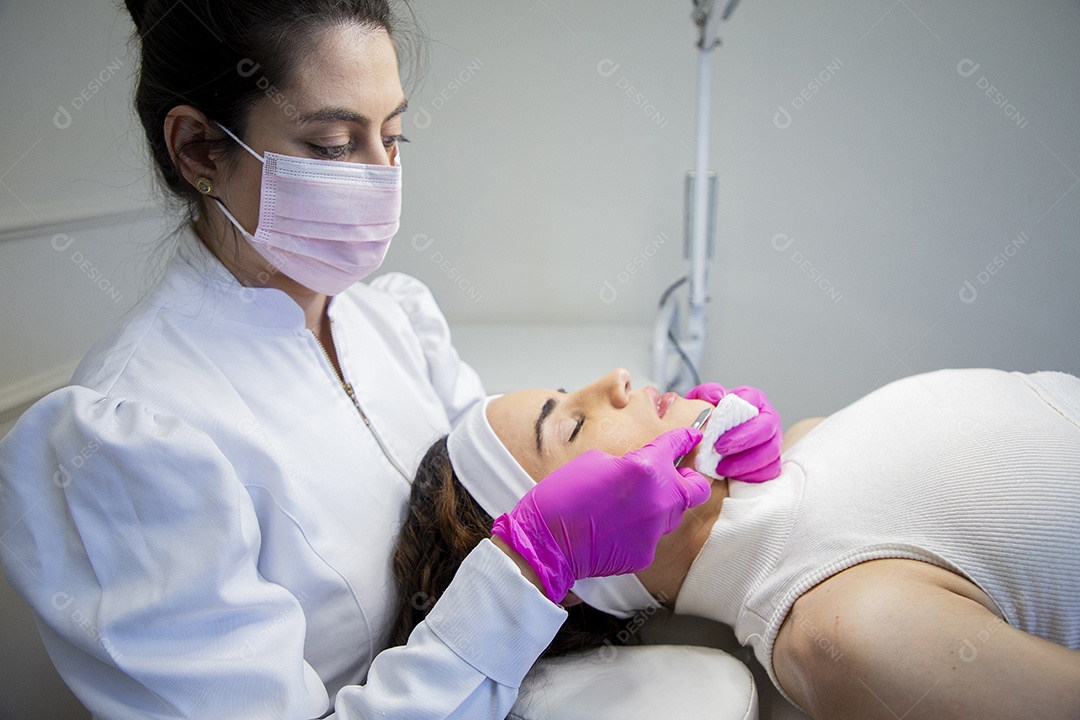 Mulher profissional de estética