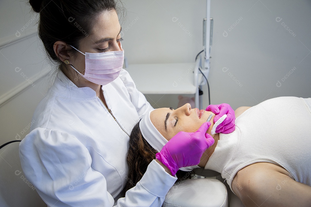 Mulher profissional de estética