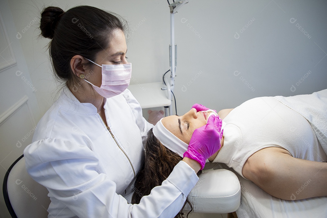 Mulher profissional de estética