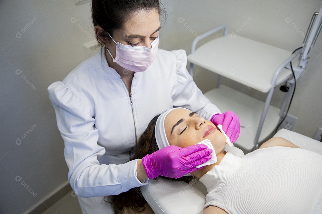 Mulher profissional de estética