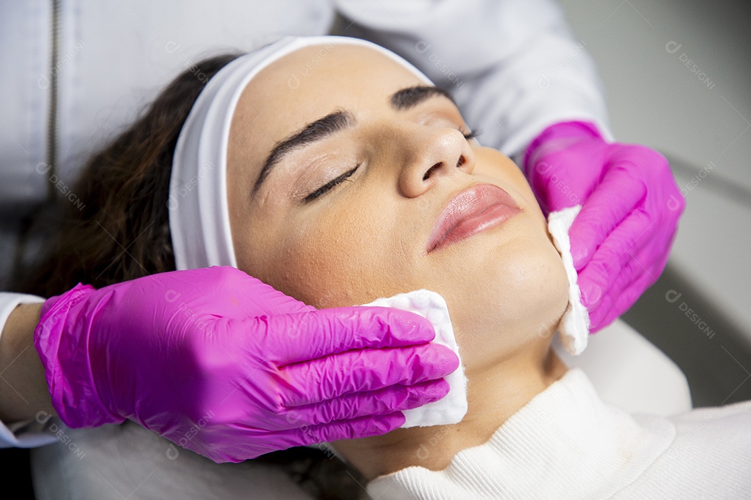 Mulher profissional de estética