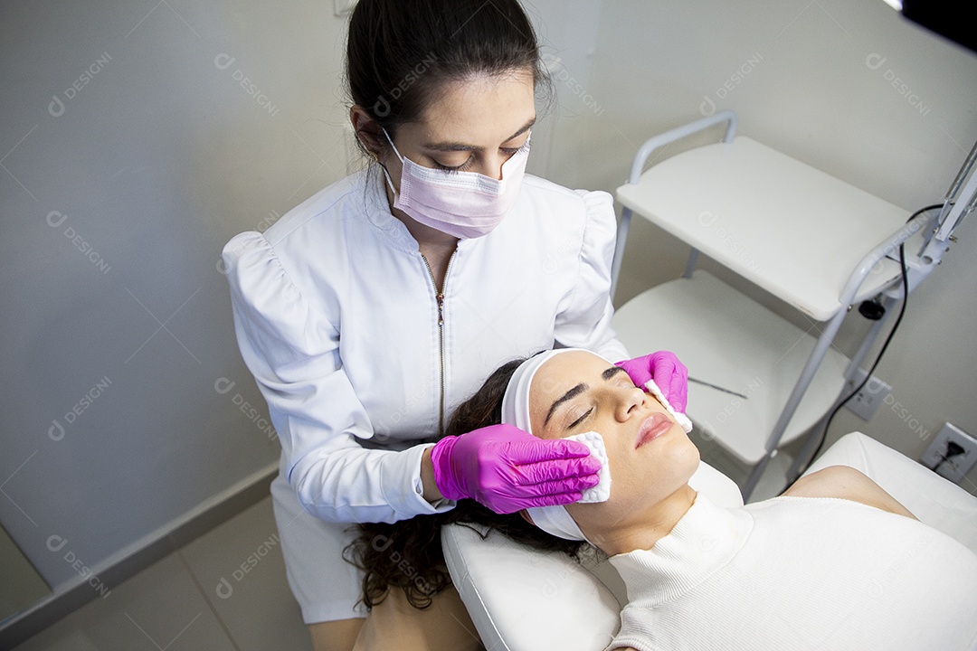 Mulher profissional de estética