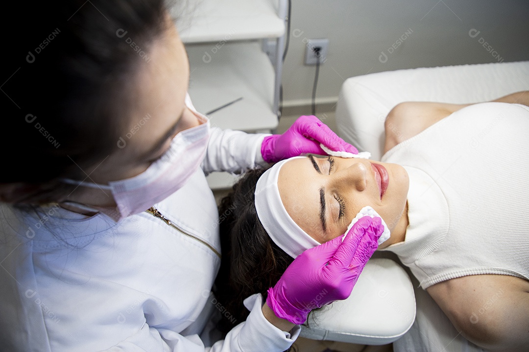 Mulher profissional de estética