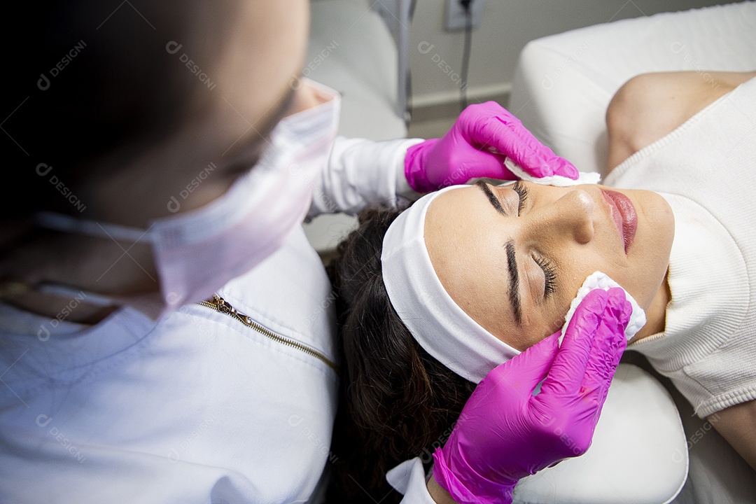 Mulher profissional de estética