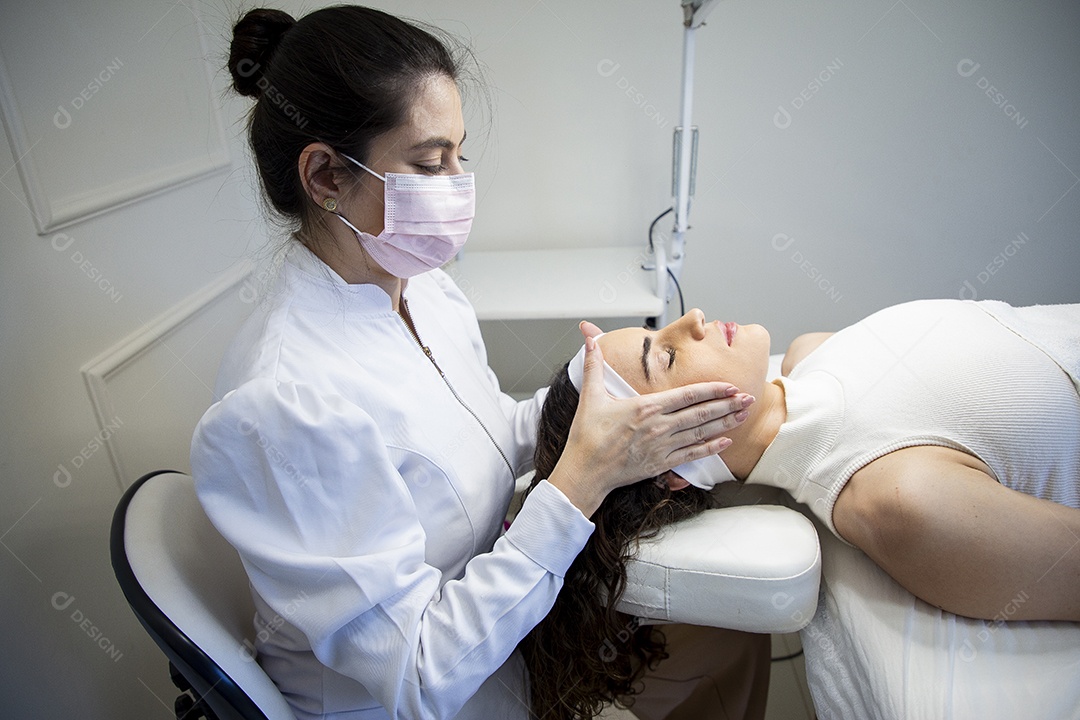 Mulher profissional de estética