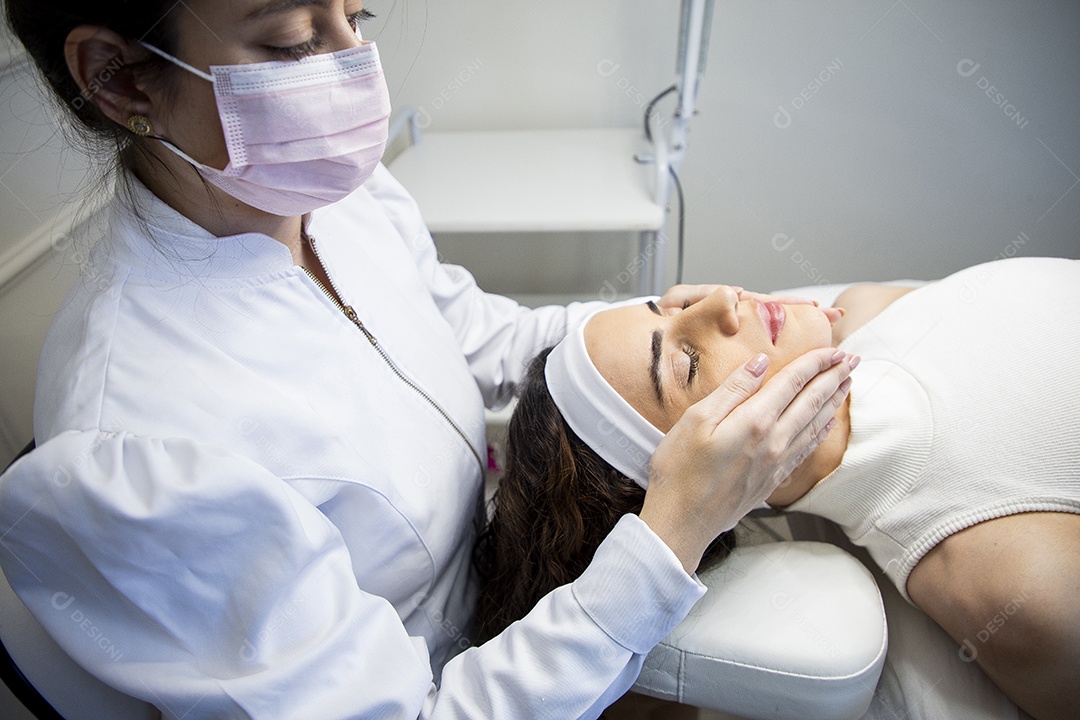 Mulher profissional de estética