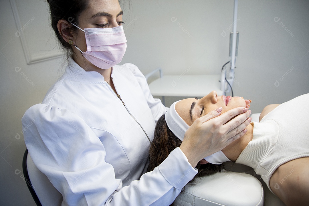 Mulher profissional de estética