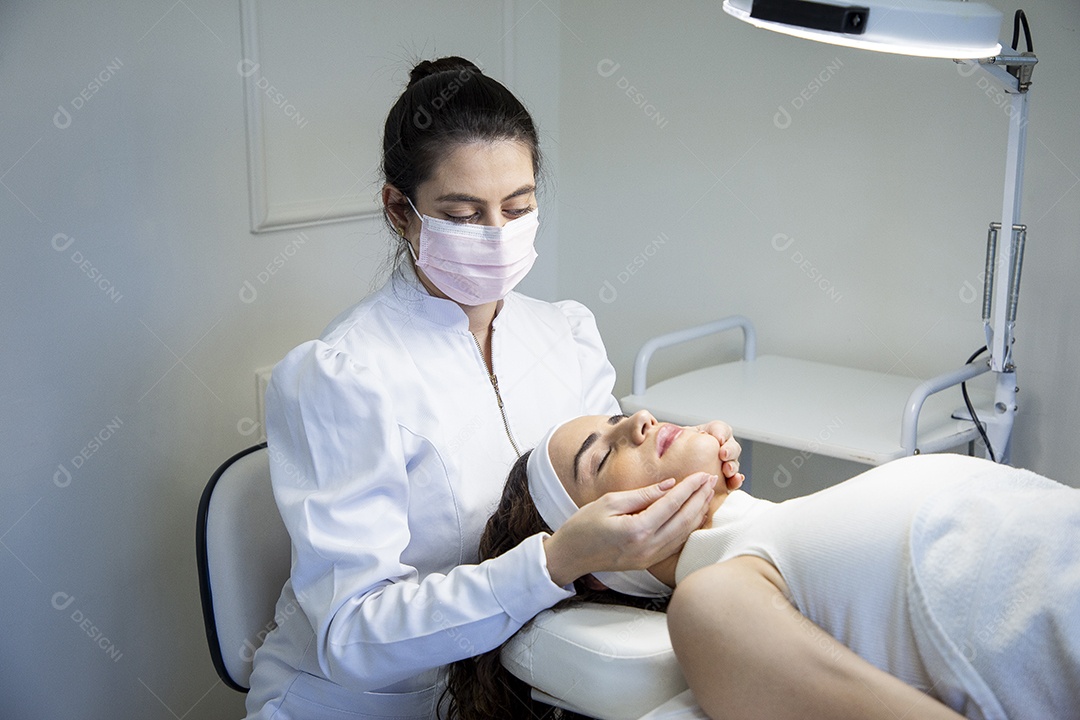 Mulher profissional de estética