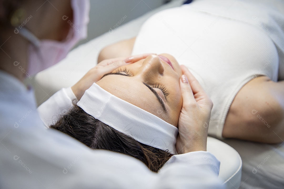 Linda mulher em procedimentos estéticos