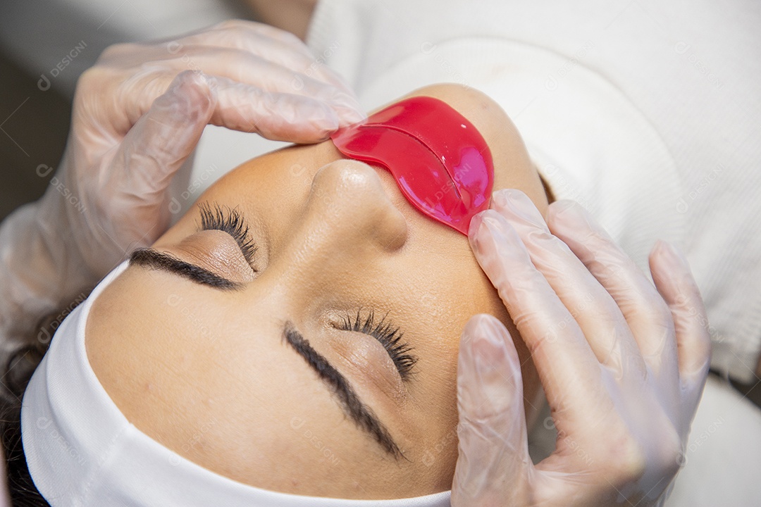 Linda mulher em procedimentos estéticos