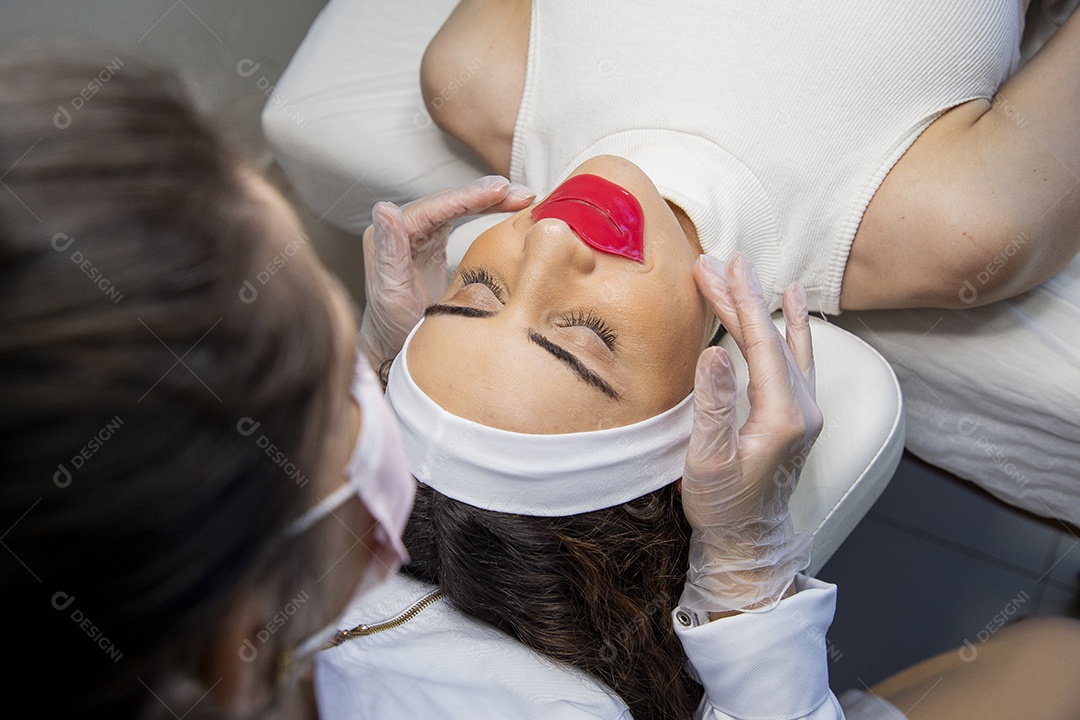 Linda mulher em procedimentos estéticos