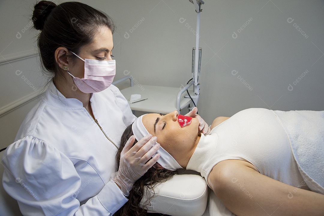 Linda mulher em procedimentos estéticos