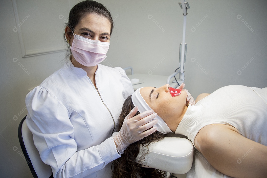 Linda mulher em procedimentos estéticos