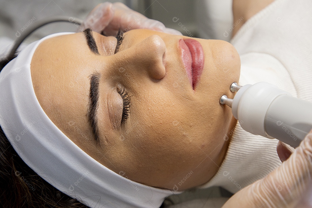 Linda mulher em procedimentos estéticos