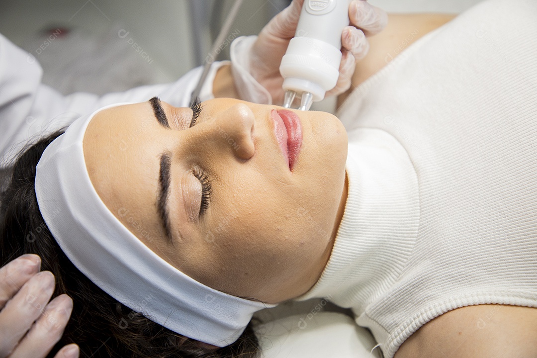 Linda mulher em procedimentos estéticos