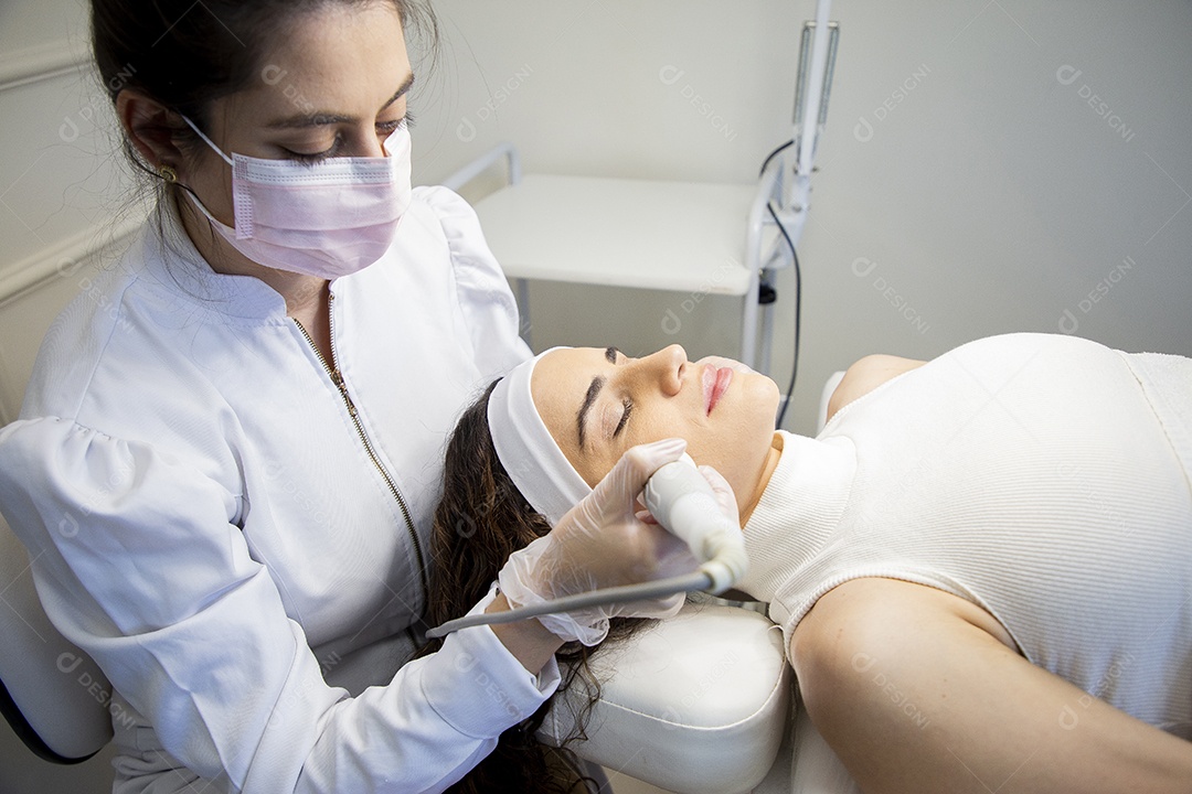 Linda mulher em procedimentos estéticos