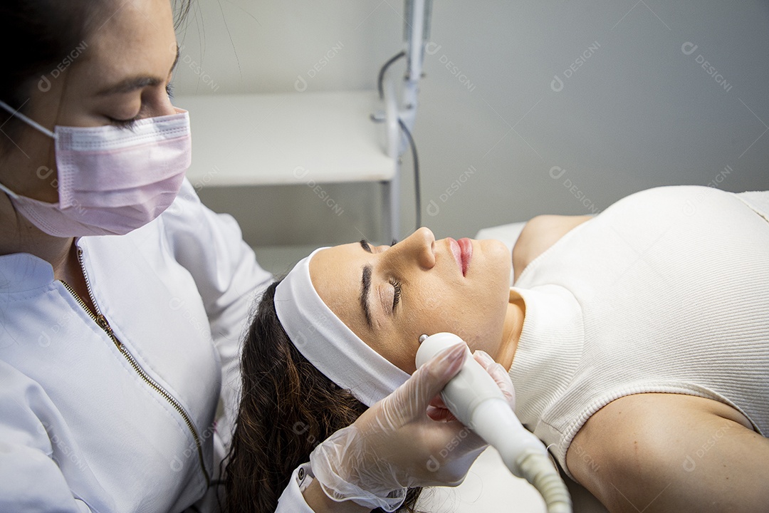 Linda mulher em procedimentos estéticos