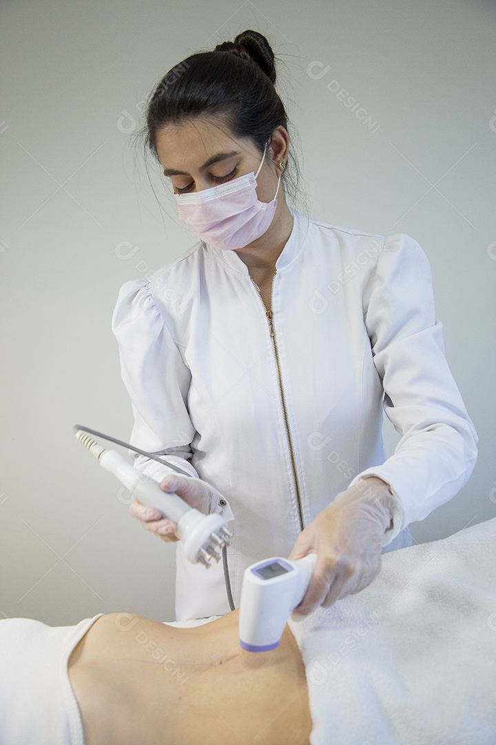 Linda mulher em procedimentos estéticos