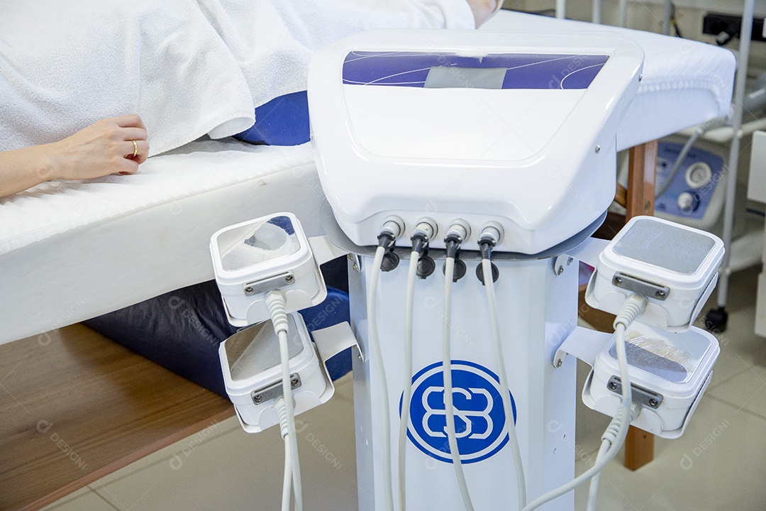 Linda mulher em procedimentos estéticos