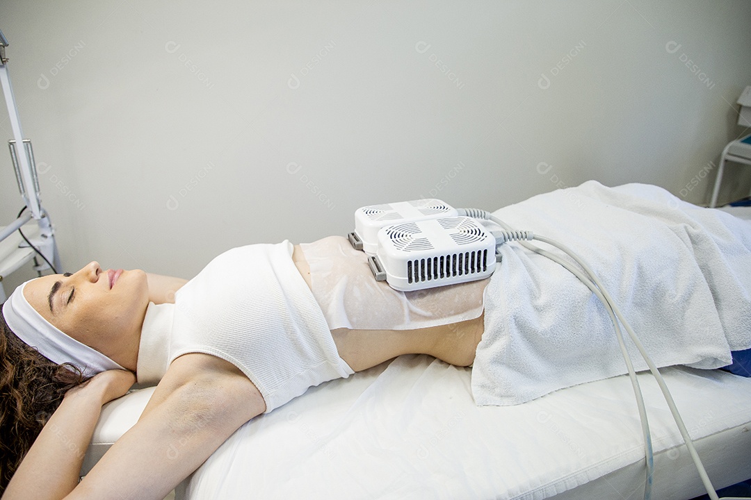 Linda mulher em procedimentos estéticos