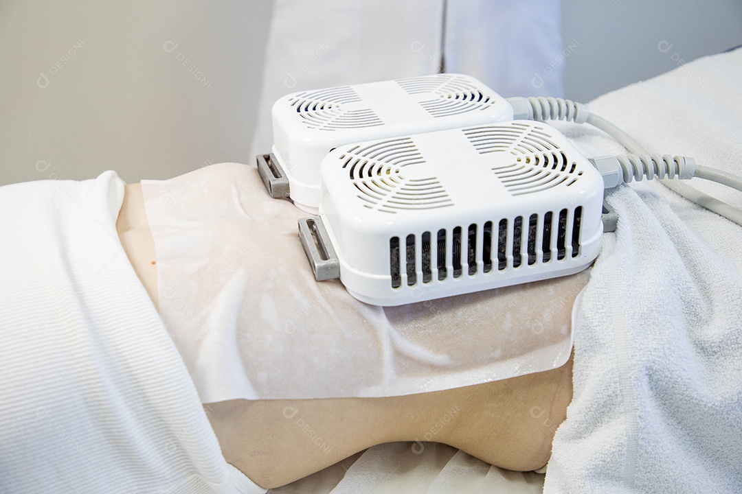 Linda mulher em procedimentos estéticos