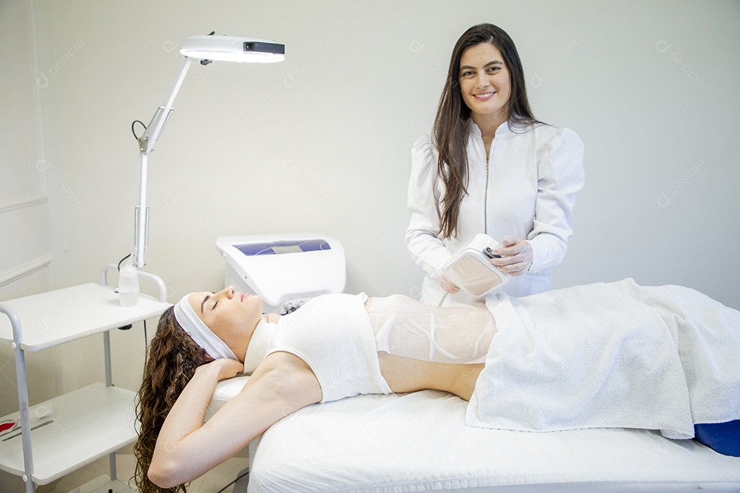 Linda mulher em procedimentos estéticos