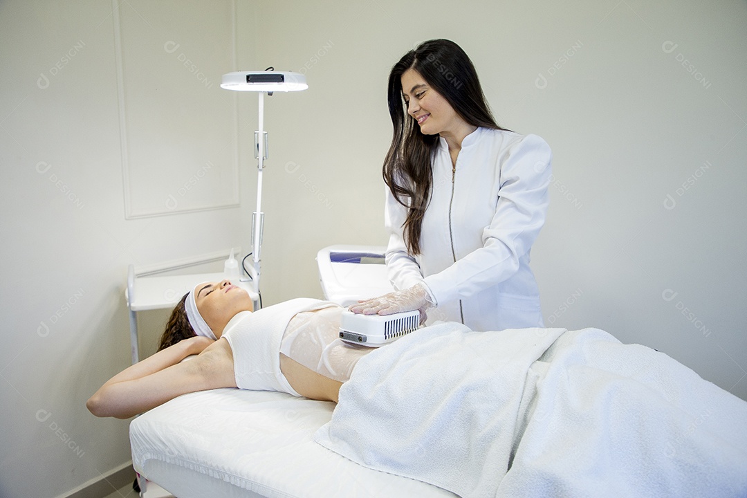 Linda mulher em procedimentos estéticos