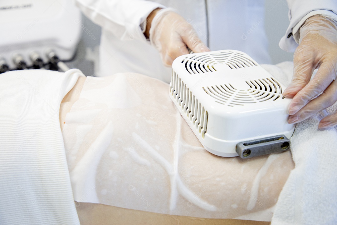 Linda mulher em procedimentos estéticos