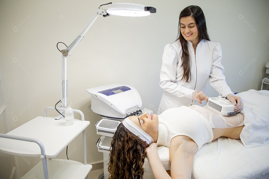 Linda mulher em procedimentos estéticos