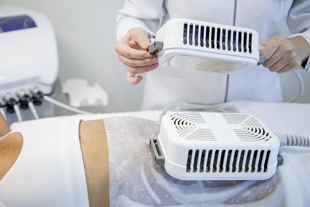 Mulher realizando procedimentos estéticos