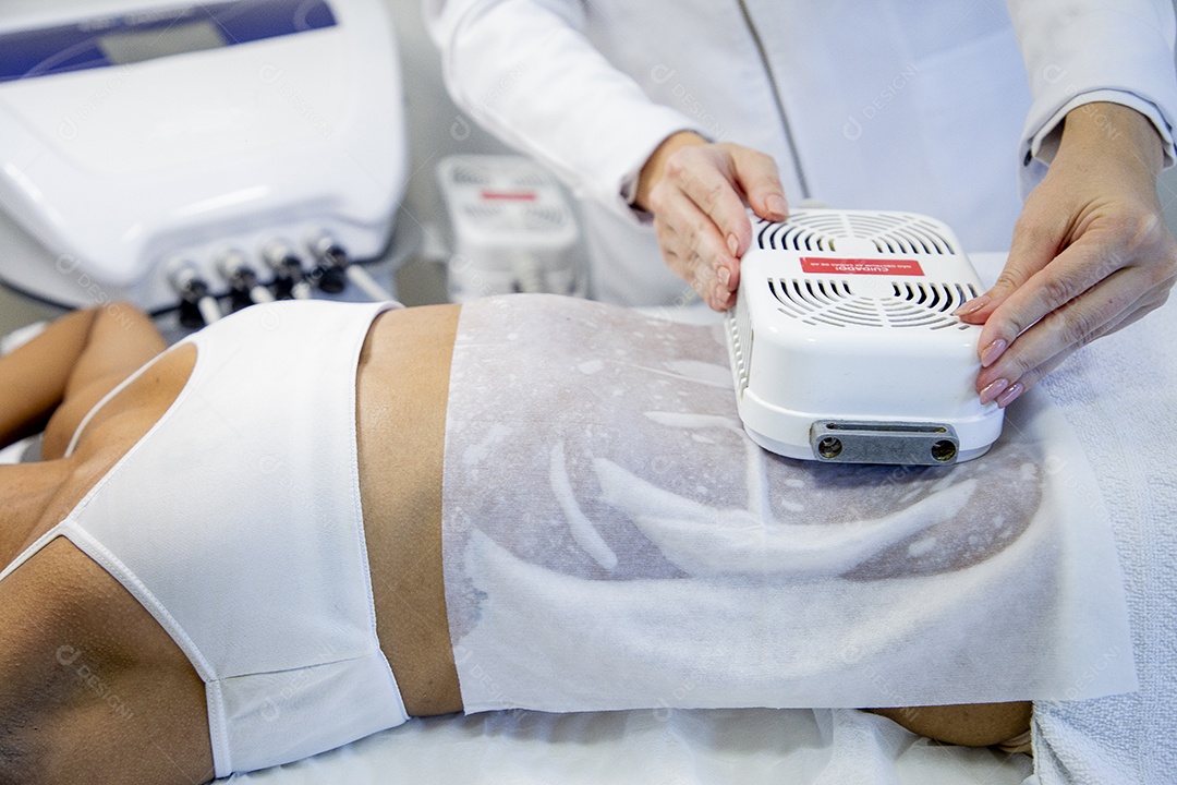 Mulher realizando procedimentos estéticos