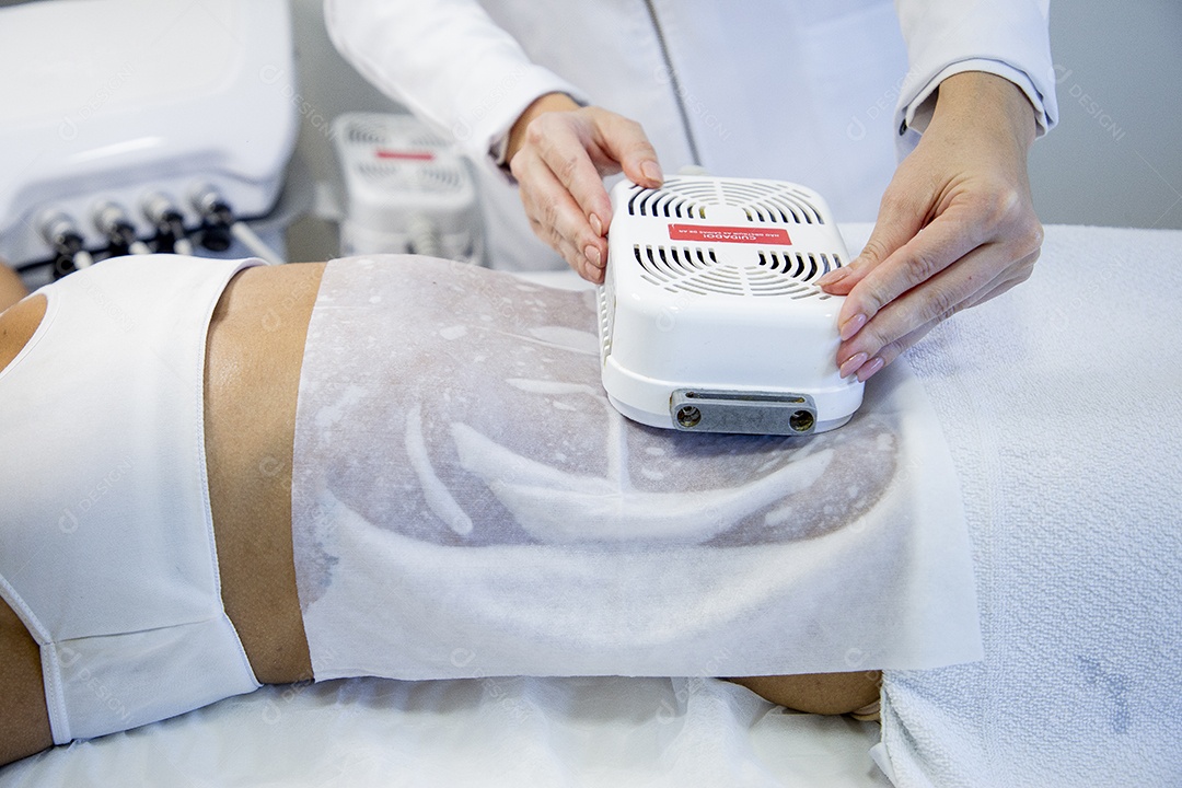 Mulher realizando procedimentos estéticos