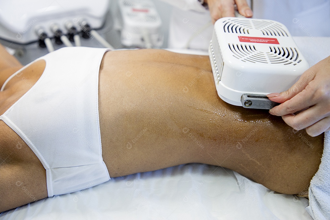 Mulher realizando procedimentos estéticos