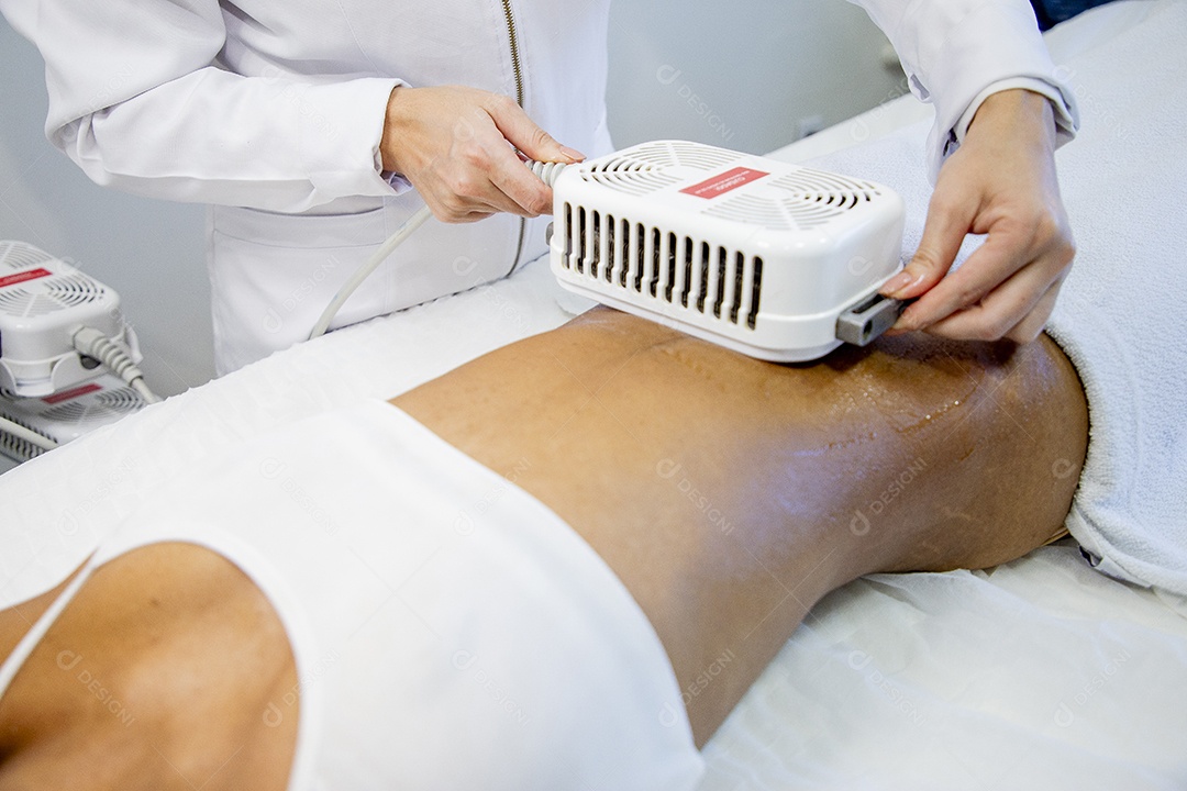 Mulher realizando procedimentos estéticos