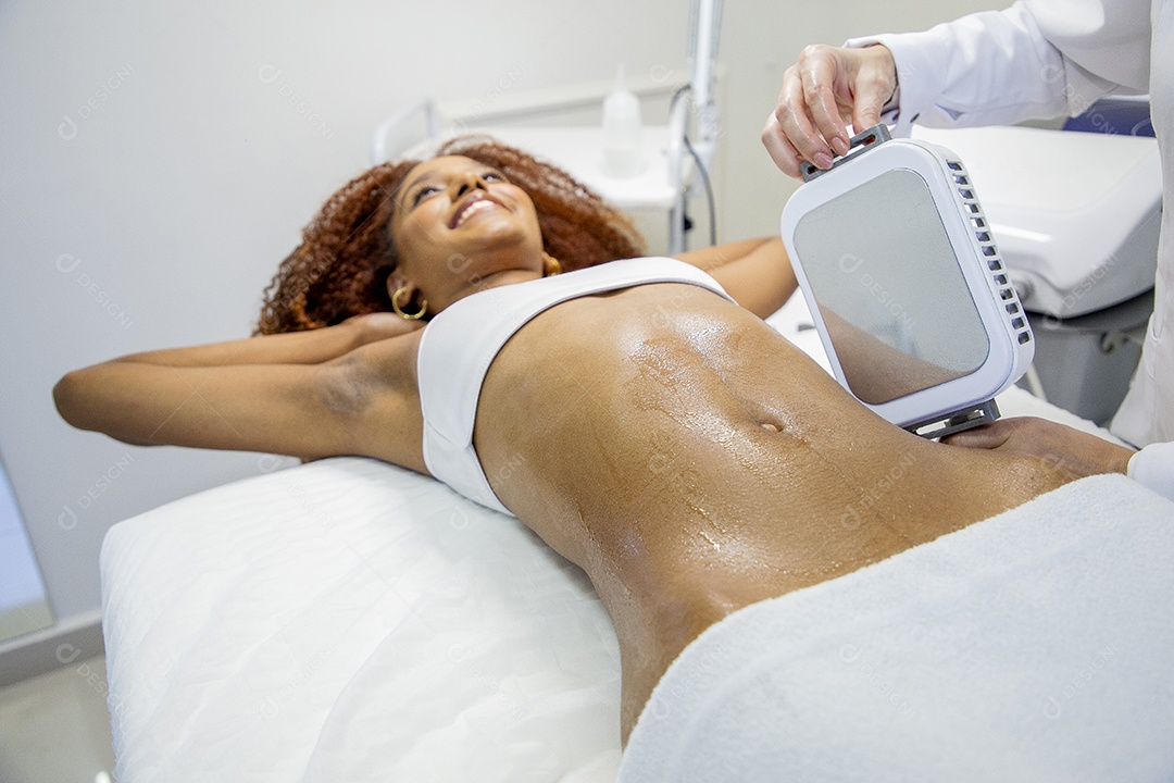 Mulher realizando procedimentos estéticos