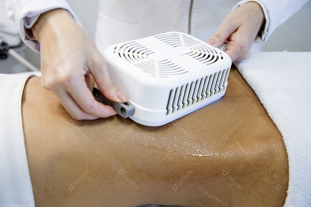 Mulher realizando procedimentos estéticos