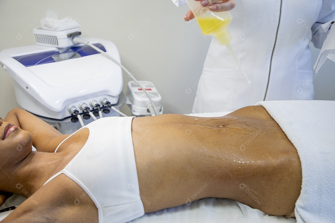 Mulher realizando procedimentos estéticos