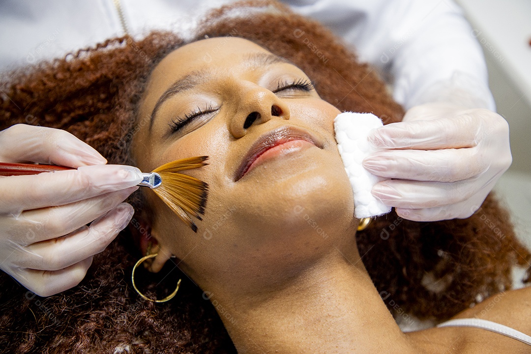 Mulher realizando procedimentos estéticos