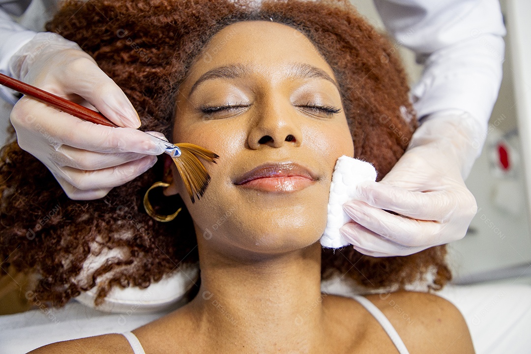 Mulher realizando procedimentos estéticos