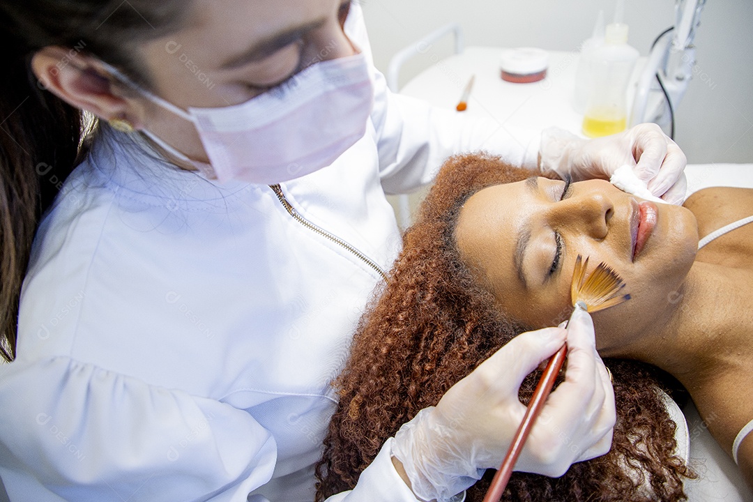 Mulher realizando procedimentos estéticos